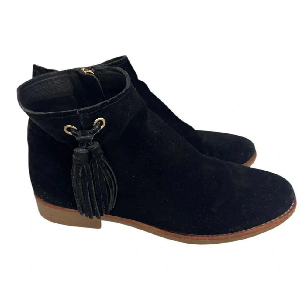 Kate Spade black suede leather zip up ankle booty with tassle. Woman’s size 11
